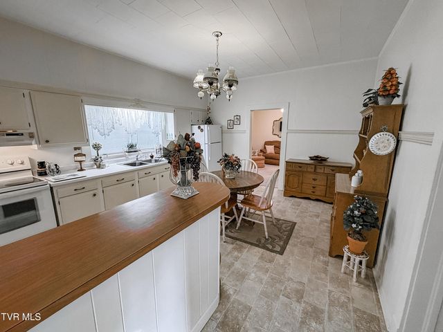 631 6th St, Newport, TN 37821