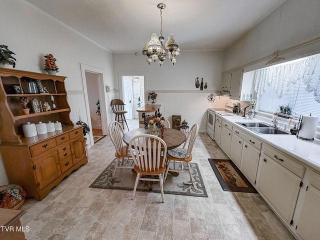 631 6th St, Newport, TN 37821