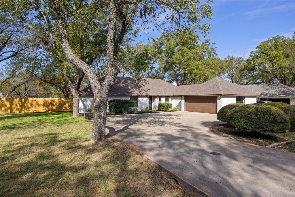 8906 Monticello Drive, Granbury, TX 76049