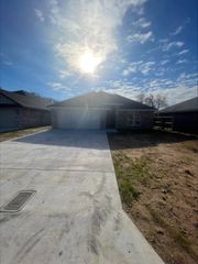 1009 Hooks Avenue, Lacy Lakeview, TX 76705