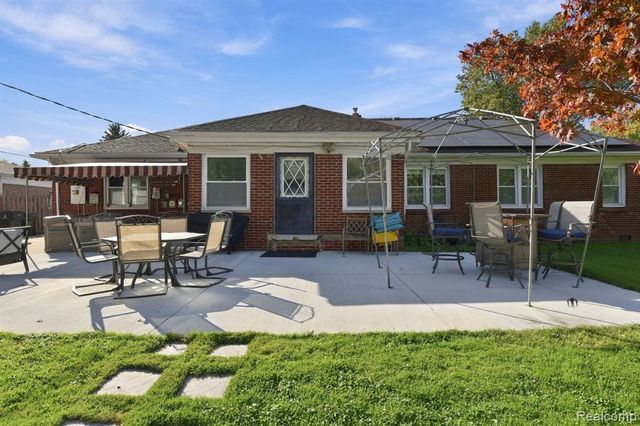 29800 Maison Street, Saint Clair Shores, MI 48082