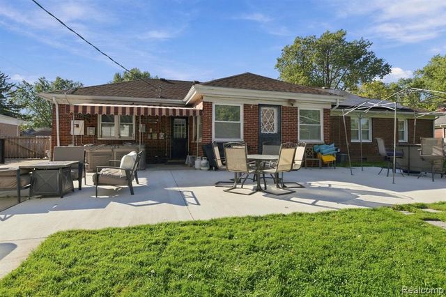 29800 Maison Street, Saint Clair Shores, MI 48082