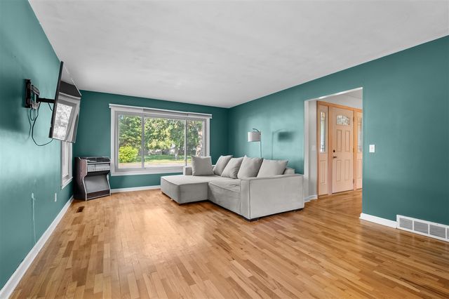 907 East Street, Three Rivers, MI 49093
