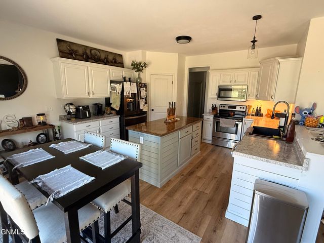2605 2nd Street NE, Watford City, ND 58854 property photo
