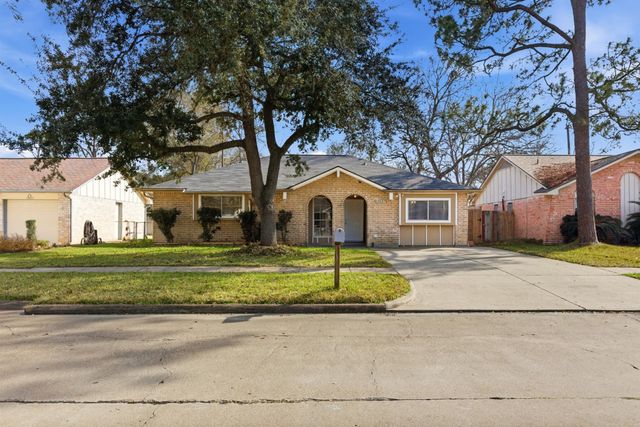 13627 Greenway Drive, Sugar Land, TX 77498