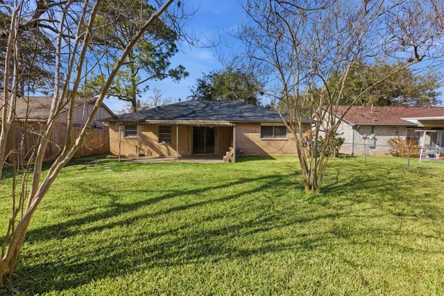 13627 Greenway Drive, Sugar Land, TX 77498