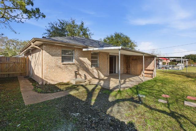13627 Greenway Drive, Sugar Land, TX 77498