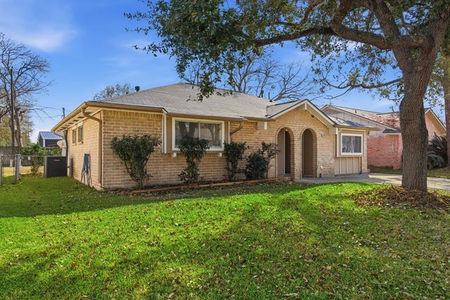 13627 Greenway Drive, Sugar Land, TX 77498