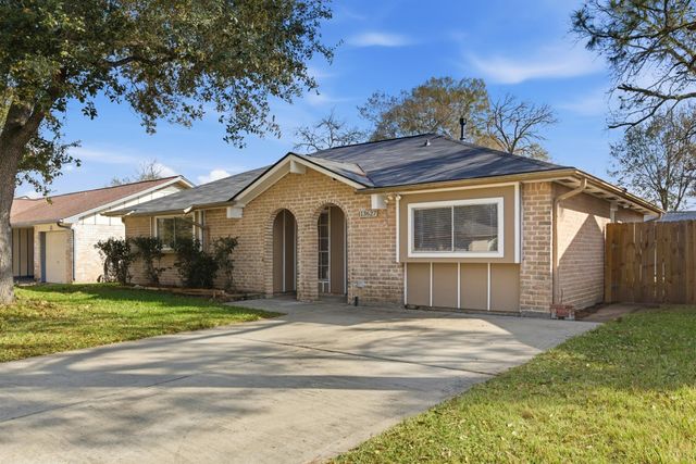 13627 Greenway Drive, Sugar Land, TX 77498