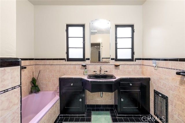 2431 S Holt, Los Angeles, CA 90034