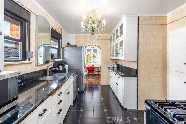 2431 S Holt, Los Angeles, CA 90034