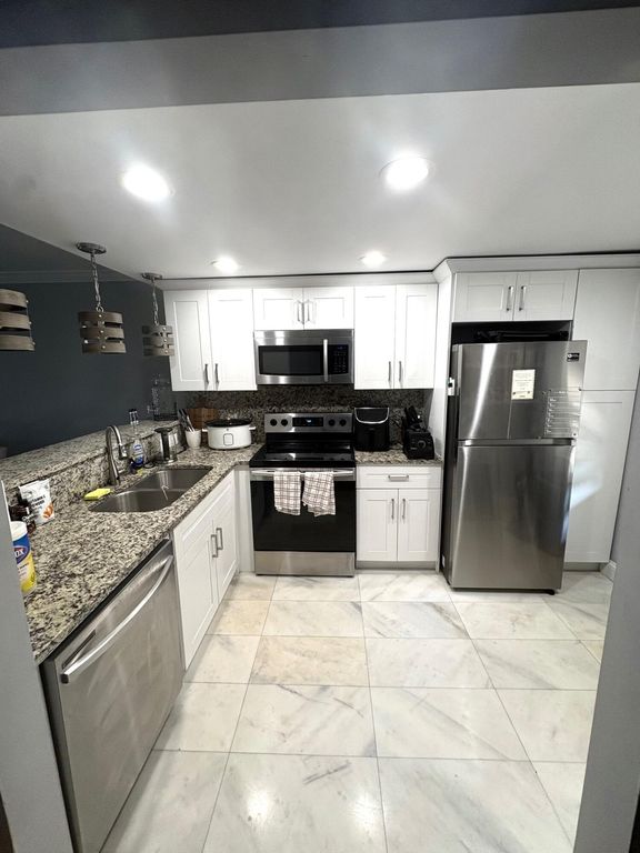 605 Oaks Drive 304, Pompano Beach, FL 33069