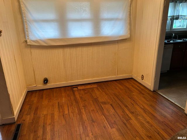 422 W 5TH Street, Benton, IL 62812