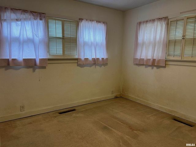 422 W 5TH Street, Benton, IL 62812