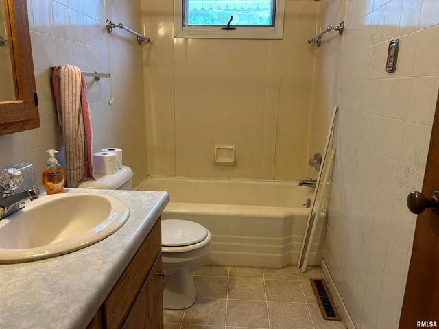 422 W 5TH Street, Benton, IL 62812