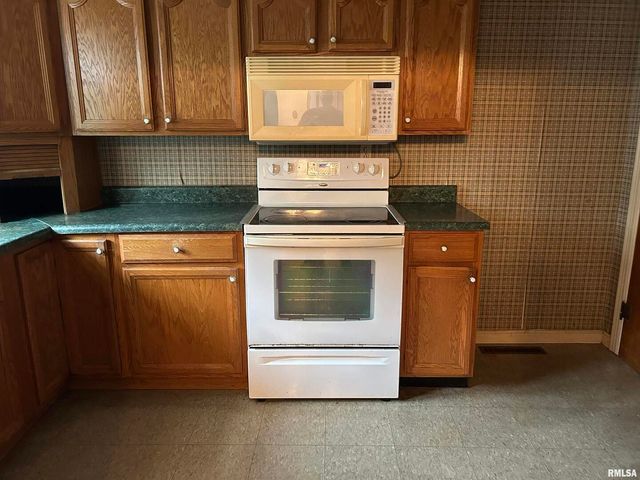 422 W 5TH Street, Benton, IL 62812