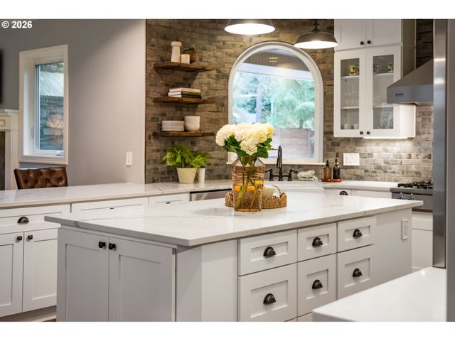 18977 BARTON Rd, Lake Oswego, OR 97034