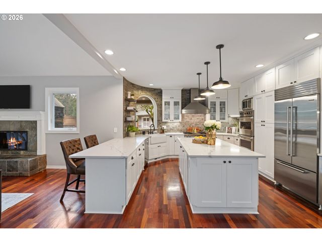 18977 BARTON Rd, Lake Oswego, OR 97034