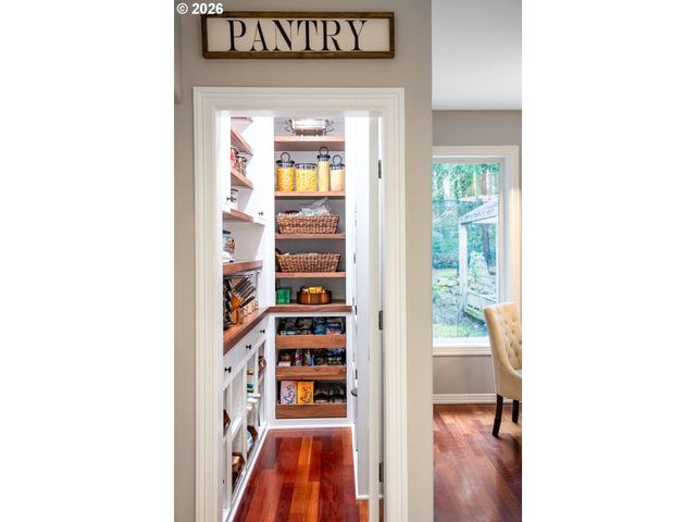 18977 BARTON Rd, Lake Oswego, OR 97034