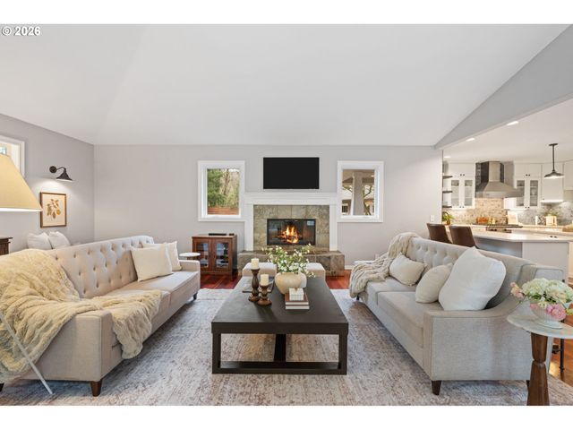 18977 BARTON Rd, Lake Oswego, OR 97034