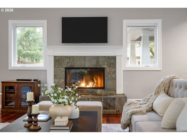 18977 BARTON Rd, Lake Oswego, OR 97034