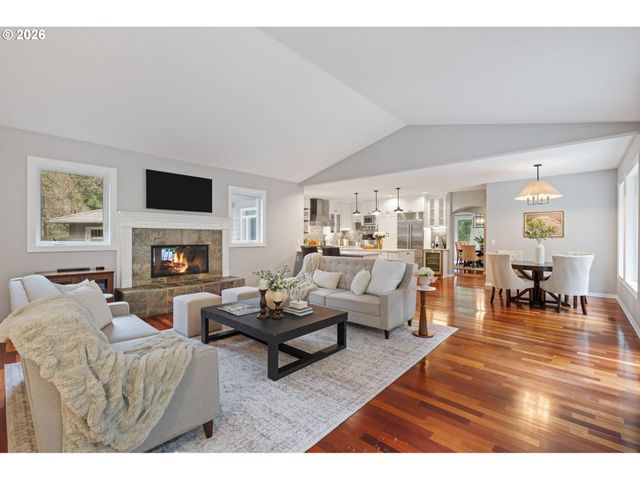 18977 BARTON Rd, Lake Oswego, OR 97034