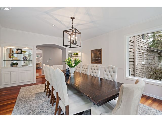 18977 BARTON Rd, Lake Oswego, OR 97034