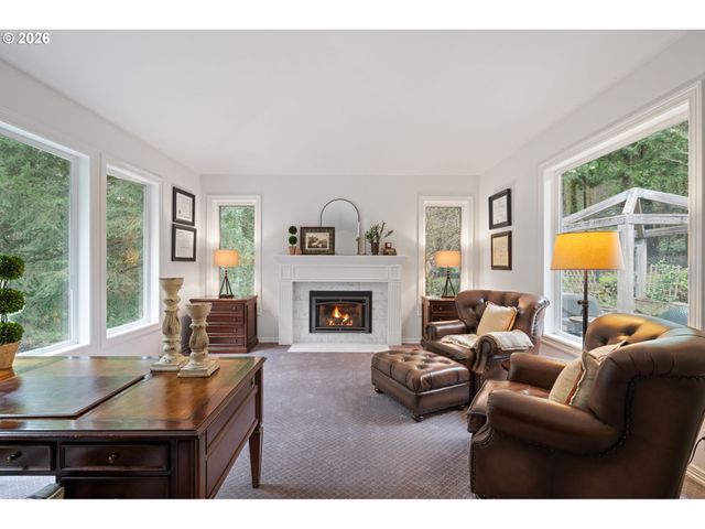 18977 BARTON Rd, Lake Oswego, OR 97034