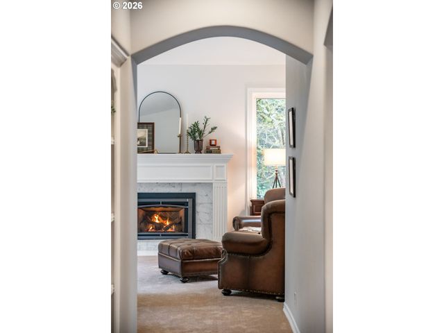 18977 BARTON Rd, Lake Oswego, OR 97034