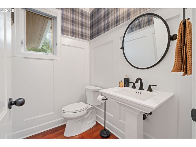 18977 BARTON Rd, Lake Oswego, OR 97034