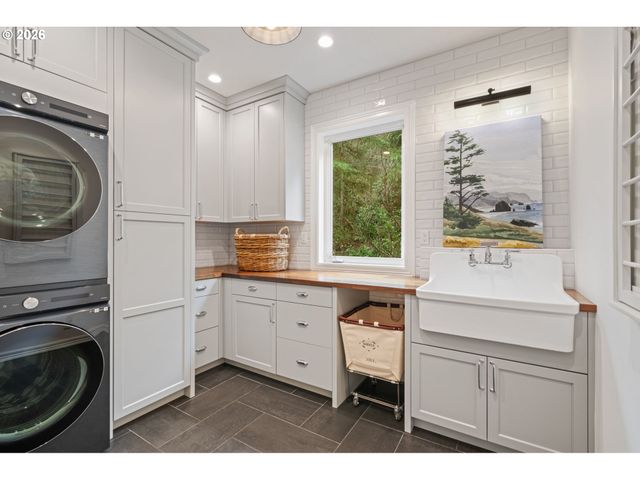 18977 BARTON Rd, Lake Oswego, OR 97034