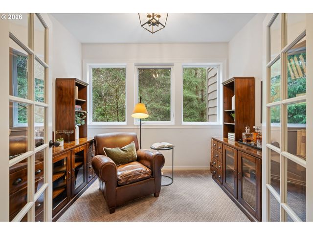 18977 BARTON Rd, Lake Oswego, OR 97034