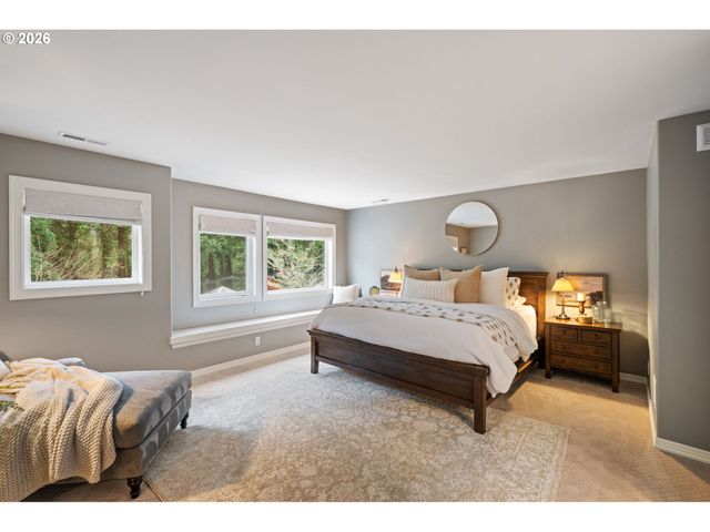 18977 BARTON Rd, Lake Oswego, OR 97034