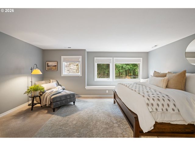 18977 BARTON Rd, Lake Oswego, OR 97034