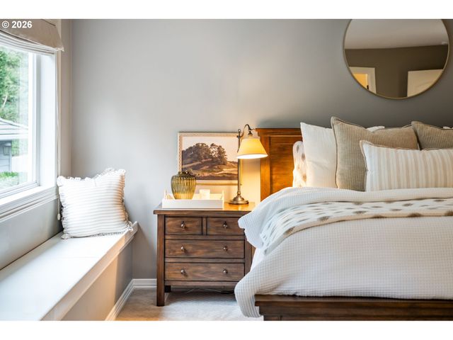 18977 BARTON Rd, Lake Oswego, OR 97034