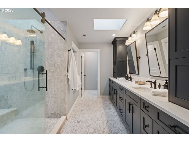 18977 BARTON Rd, Lake Oswego, OR 97034