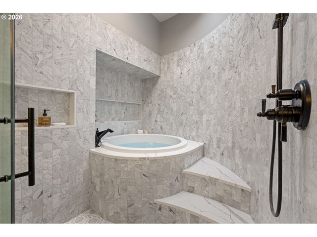 18977 BARTON Rd, Lake Oswego, OR 97034