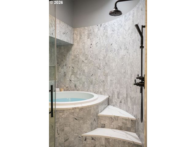 18977 BARTON Rd, Lake Oswego, OR 97034