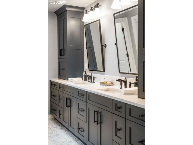 18977 BARTON Rd, Lake Oswego, OR 97034