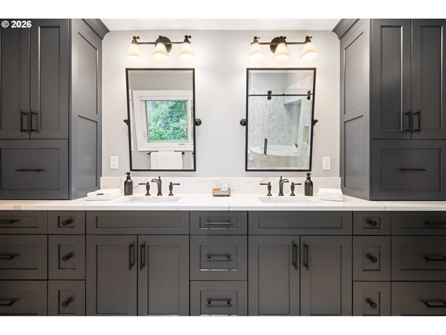 18977 BARTON Rd, Lake Oswego, OR 97034