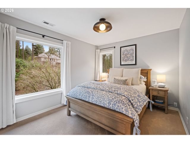 18977 BARTON Rd, Lake Oswego, OR 97034