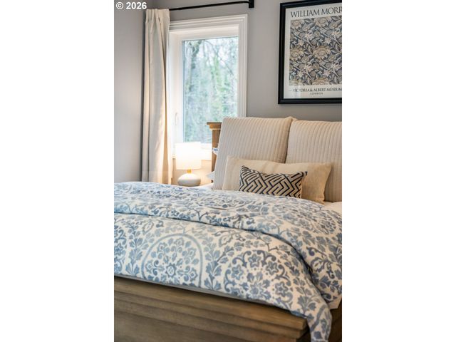 18977 BARTON Rd, Lake Oswego, OR 97034