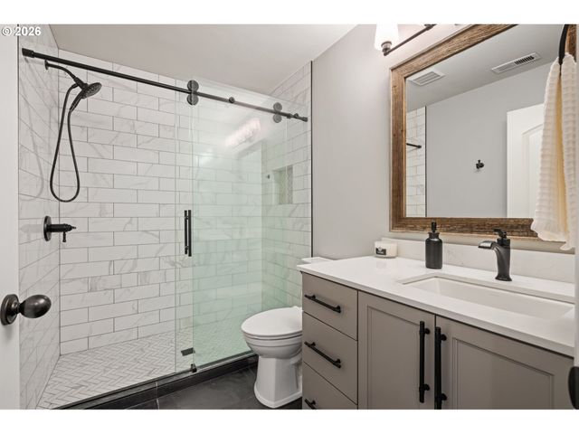 18977 BARTON Rd, Lake Oswego, OR 97034