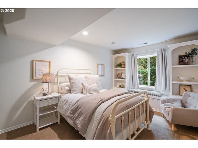 18977 BARTON Rd, Lake Oswego, OR 97034