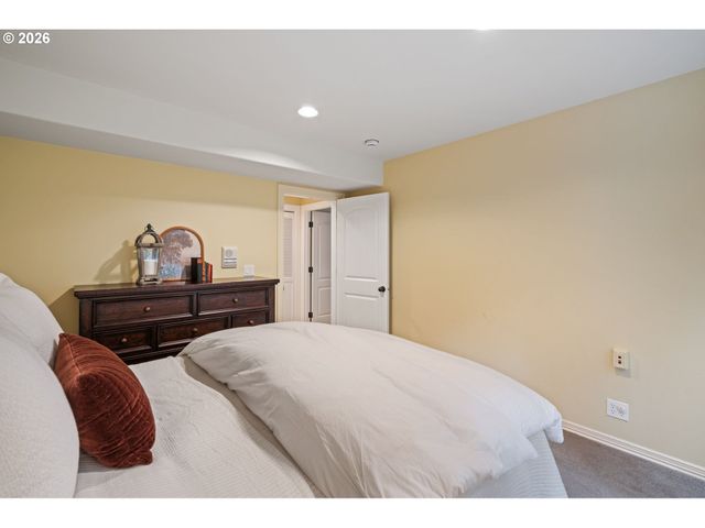 18977 BARTON Rd, Lake Oswego, OR 97034