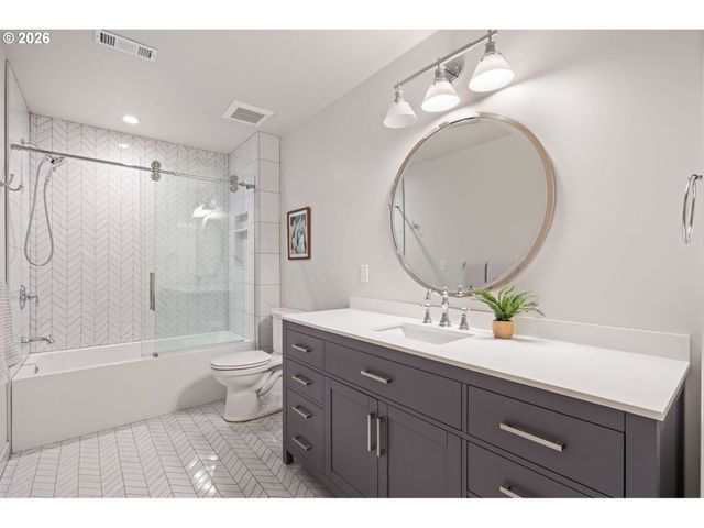 18977 BARTON Rd, Lake Oswego, OR 97034