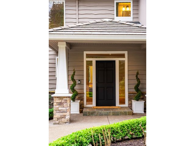 18977 BARTON Rd, Lake Oswego, OR 97034