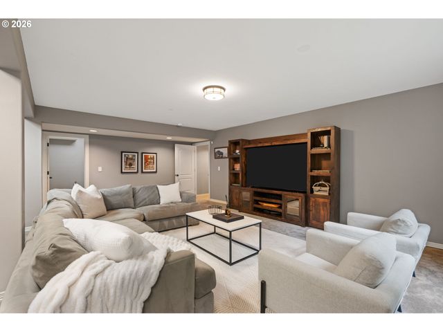 18977 BARTON Rd, Lake Oswego, OR 97034