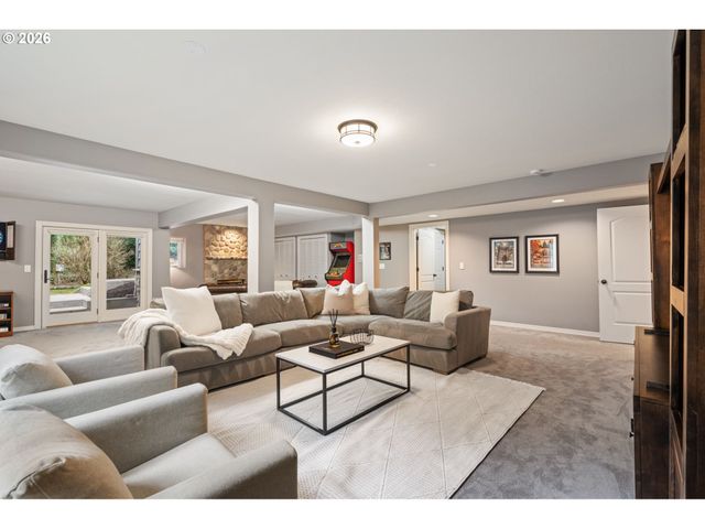 18977 BARTON Rd, Lake Oswego, OR 97034