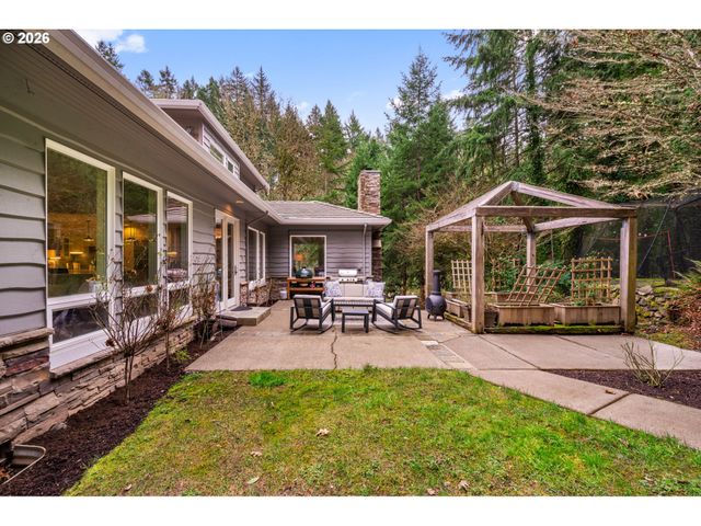 18977 BARTON Rd, Lake Oswego, OR 97034